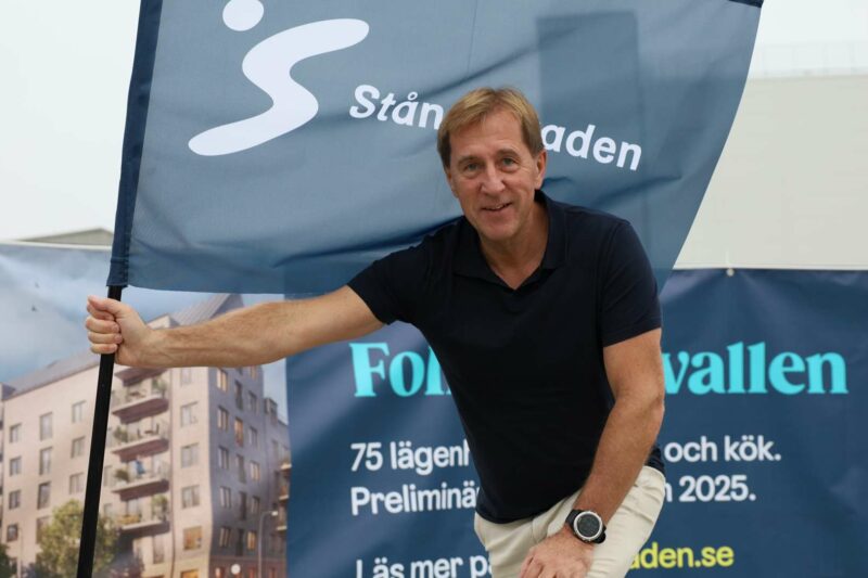Fredrik Törnqvist på ett spadtag för Folkungavallen med en Stångåstaden-flagga i handen