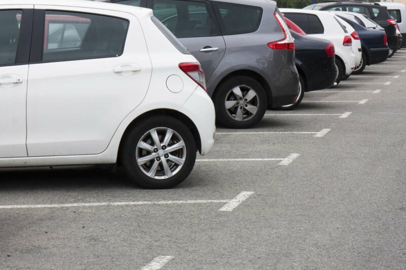 bilar som står parkerade på en parkeringsplats